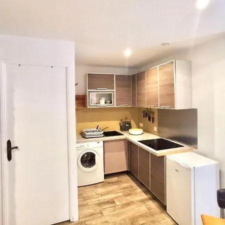 2 Pieces Avec Terrasse A Sainte-maxime, Proche Centre Et Plages